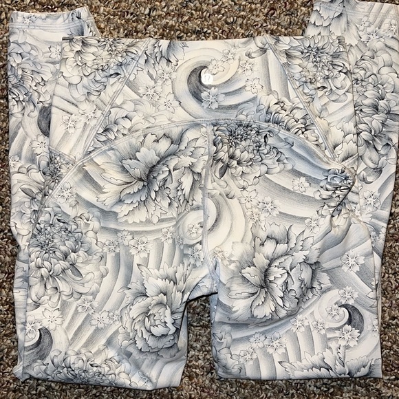 Lululemon Gray Floral Leggings Sz 8 - Picture 1 of 6